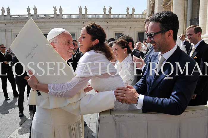 Roberta e Pierluigi donano L'indissolubilità dalla CROCE di giovenale a Papa Francesco
