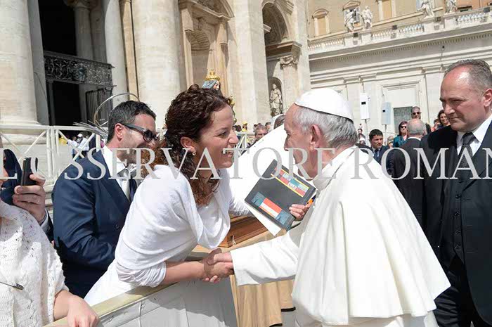 Roberta e Pierluigi donano L'indissolubilità dalla CROCE di giovenale a Papa Francesco