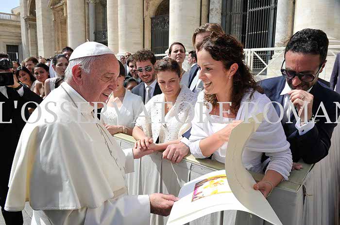 Roberta e Pierluigi donano L'indissolubilità dalla CROCE di giovenale a Papa Francesco